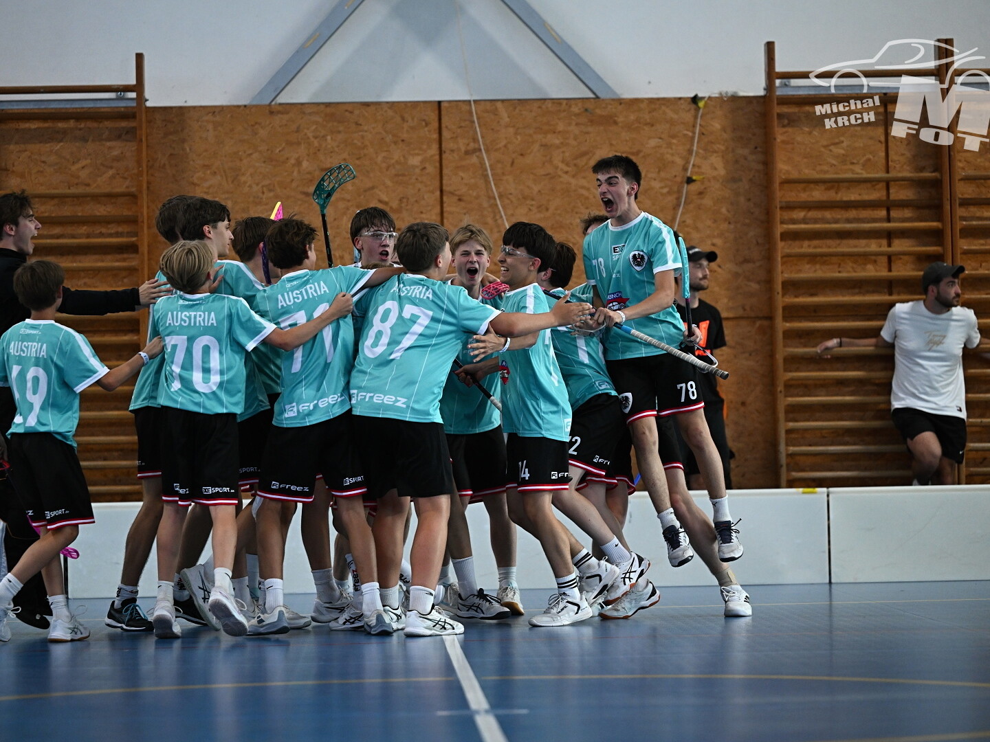 Floorballspieler mit türkisem Shirt beim Jubel