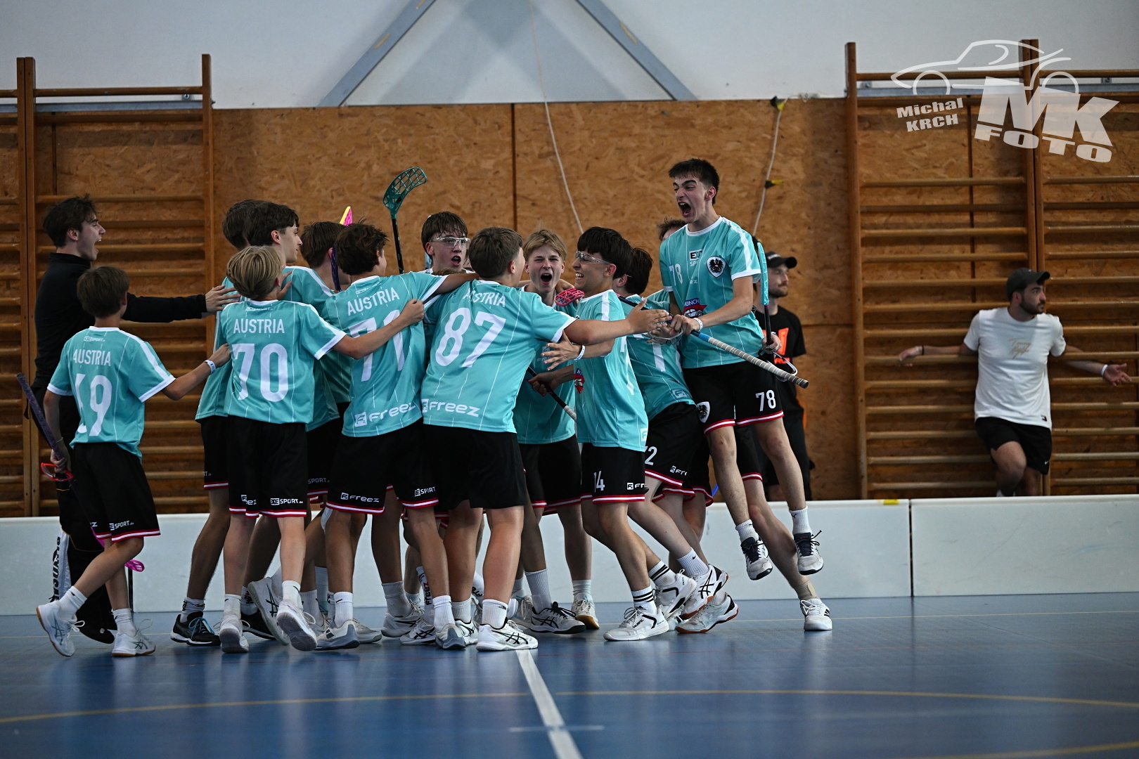 Floorballspieler mit türkisem Shirt beim Jubel